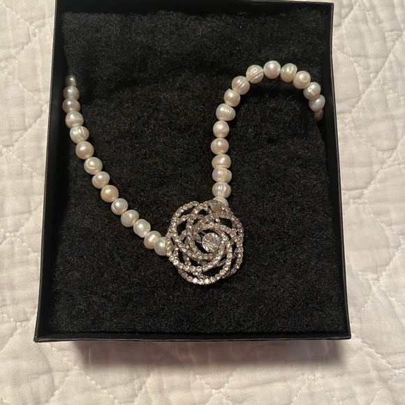 Pearl necklace with beautiful crystal pendants in a rose shape - Picture 6 of 7